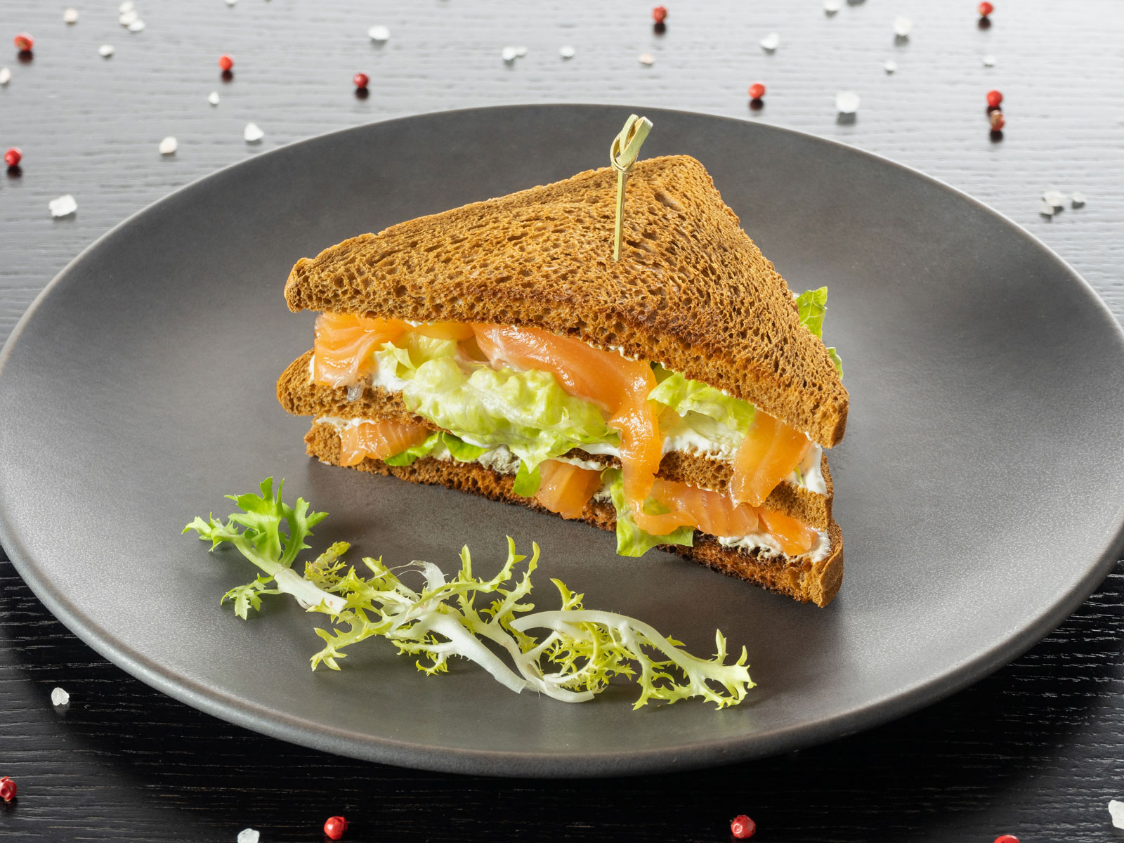 Сэндвич с лососем и сливочным сыром